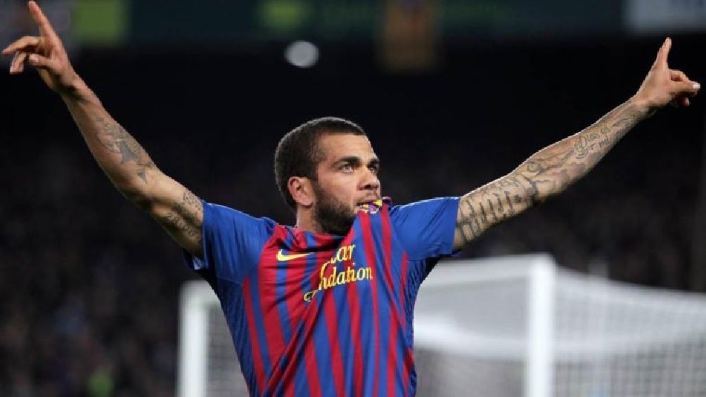 Dani Alves festejando gol con el Barcelona