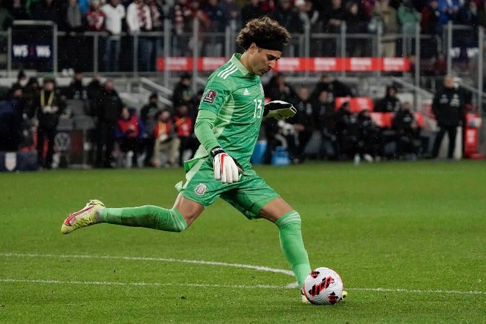 Guillermo Ochoa en acción con el Tri