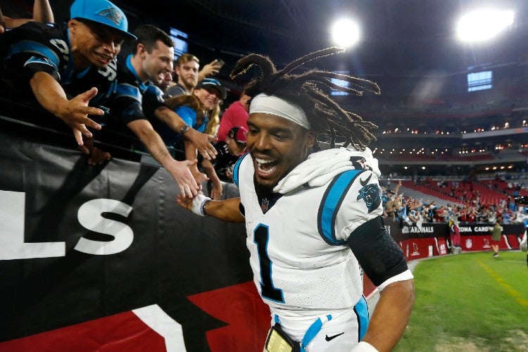 Newton saluda a los fans tras la victoria