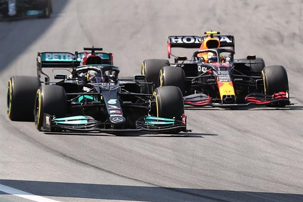 Lewis Hamilton y Checo Pérez en acción en el GP de Brasil