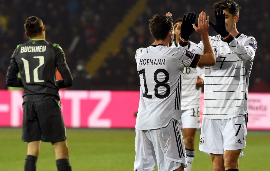 Jonas Hoffmann celebra con Kai Havertz