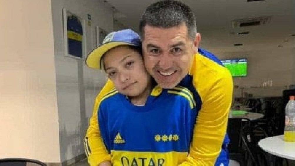 Román junto a su ídolo Riquelme