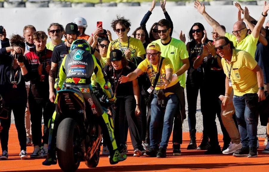 Rossi llega con su equipo tras su última carrera