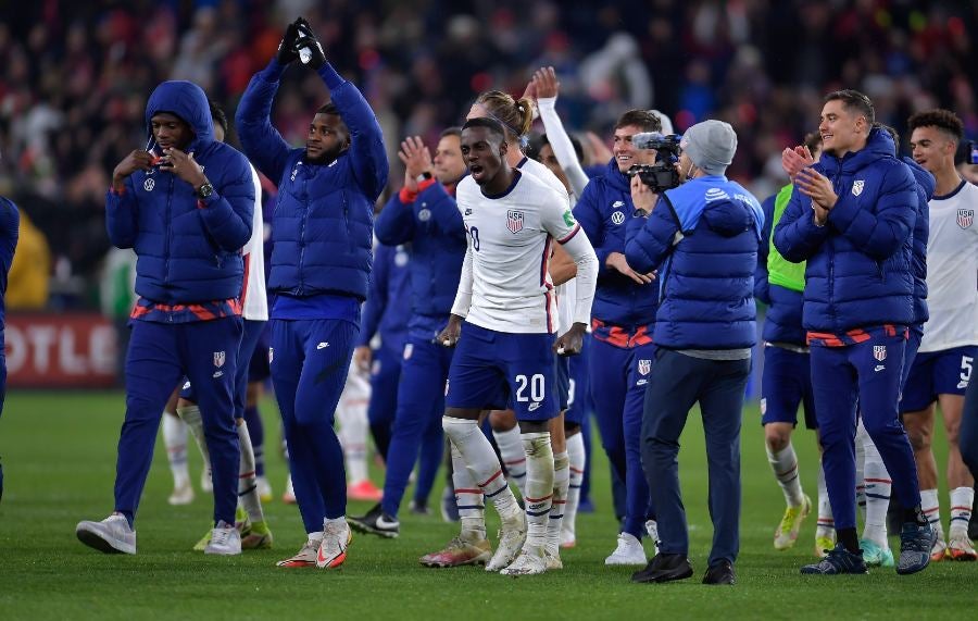 Tim Weah celebrando la victoria ante México con sus compañeros