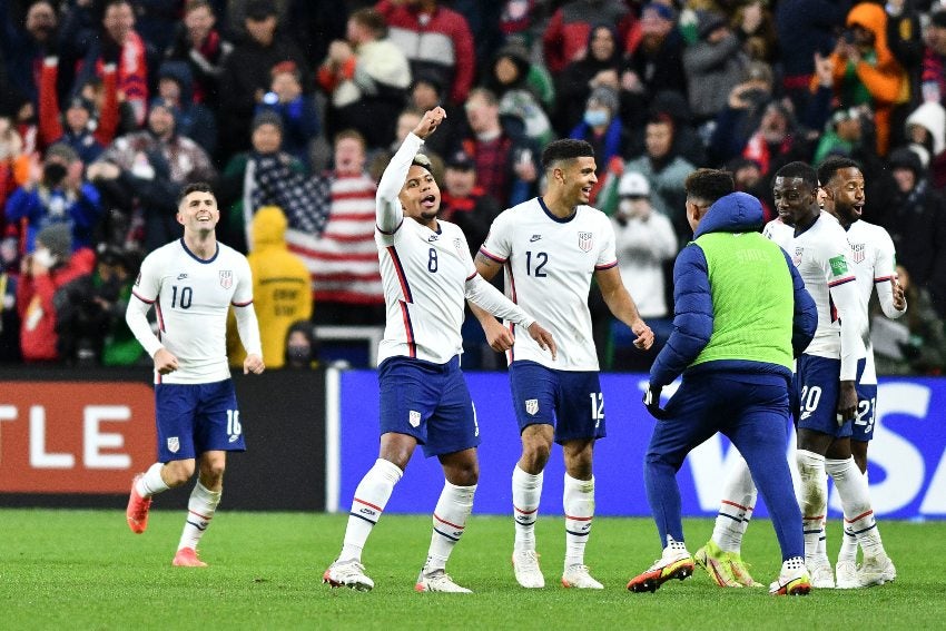 Jugadores de Estados Unidos festejando un gol a favor