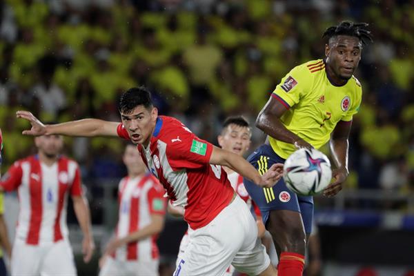 Duván Zapata disputando el esférico