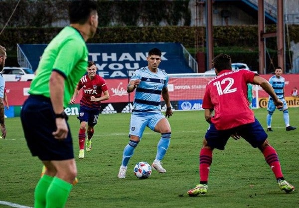 Alan Pulido en acción con el Sporting Kansas City en la MLS