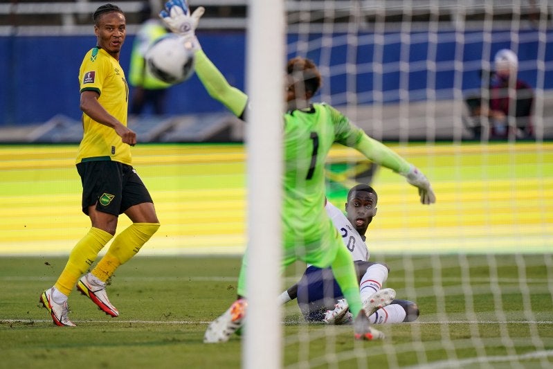 Tim Weah definiendo de cara al arco