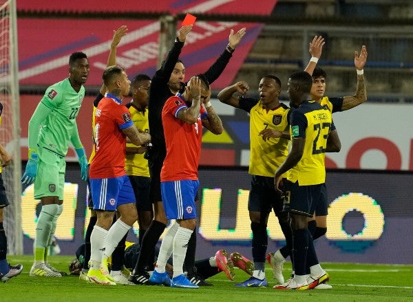 Arturo Vidal de Chile es expulsado frente a Ecuador