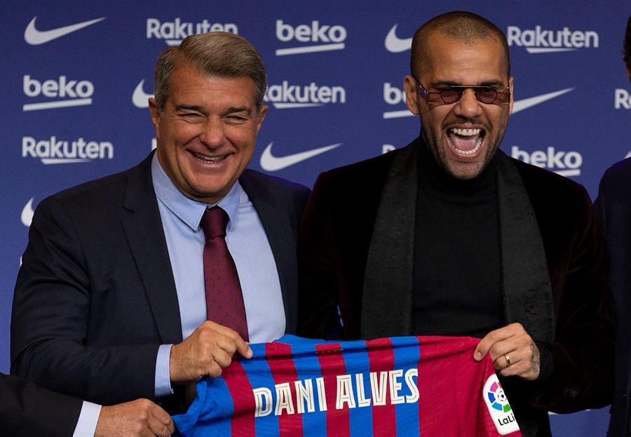 Dani Alves en su presentación con el Barcelona