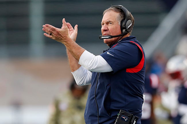 Belichick observa a sus dirigidos en un duelo