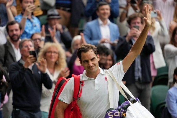 Roger Federer sale de la pista