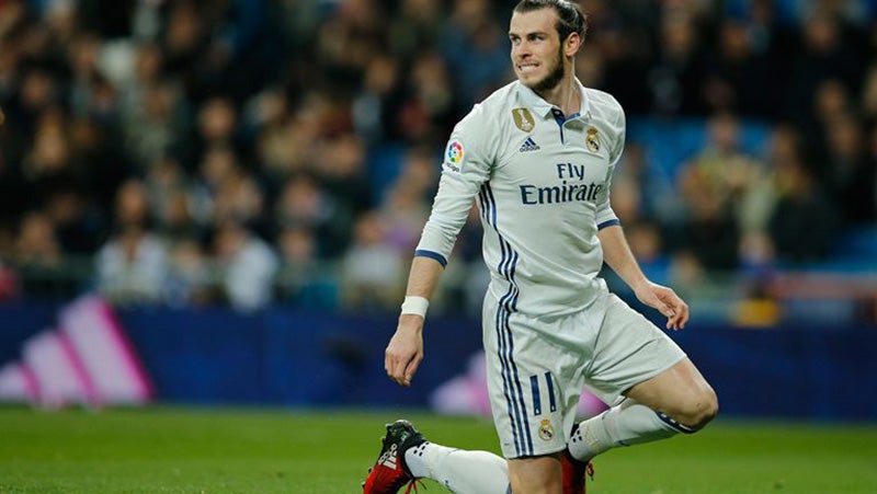 Gareth Bale durante un duelo con el Real Madrid 