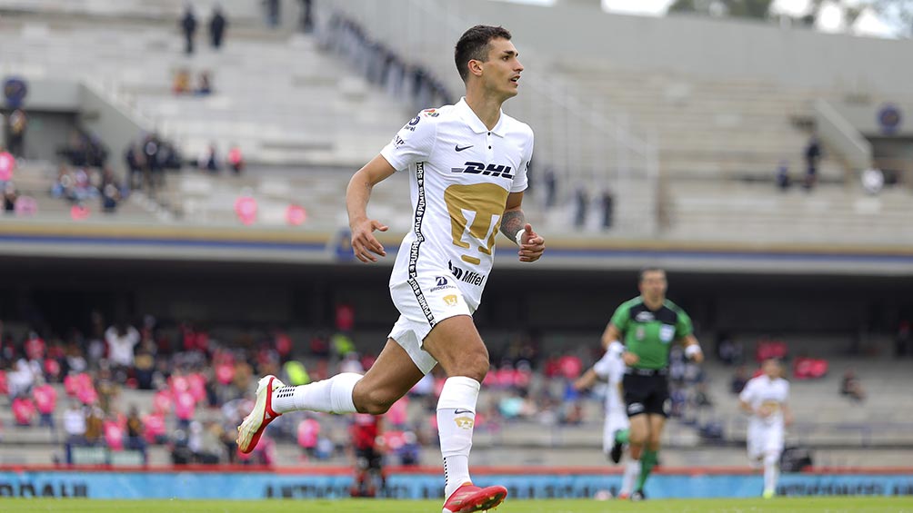 Juan Ignacio Dinenno festeja un gol con Pumas