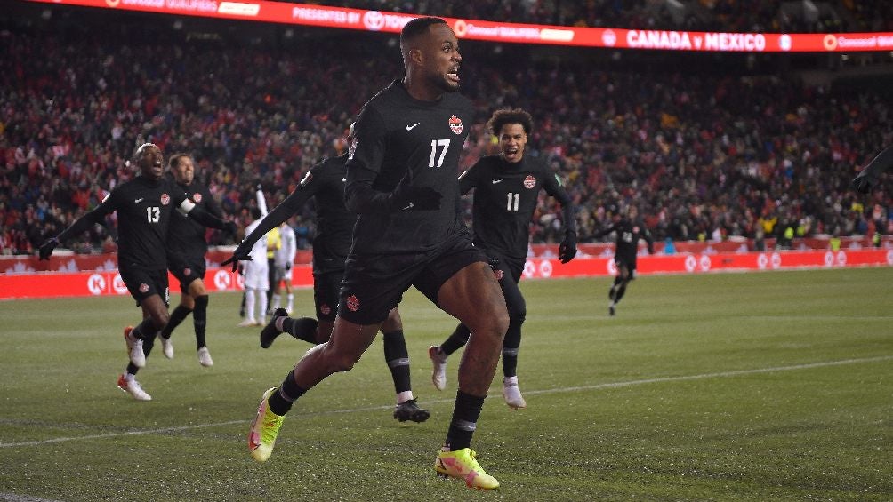 Selección de Canadá festejando gol ante México