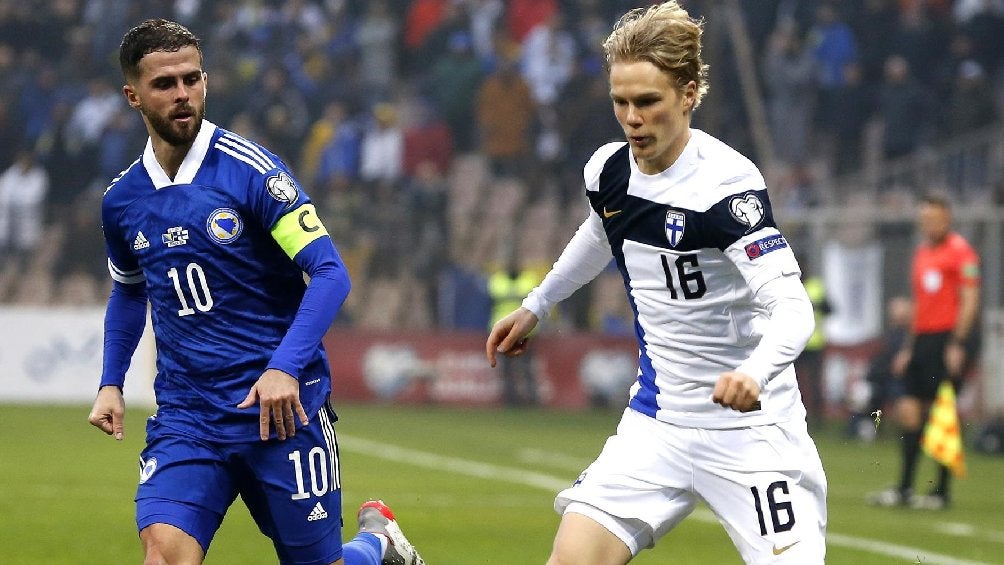 Miralem Pjanic jugando con la Selección de Bosnia ante Finlandia