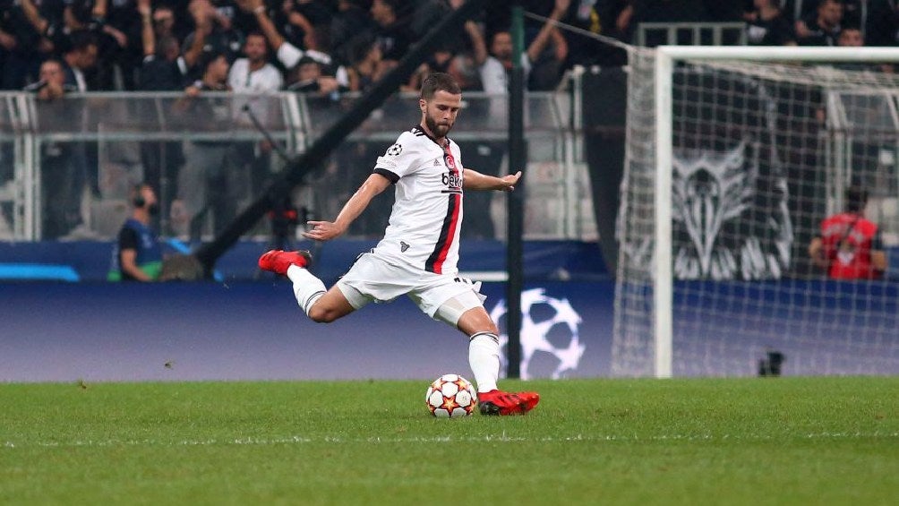 Miralem Pjanic jugando con el Besiktas