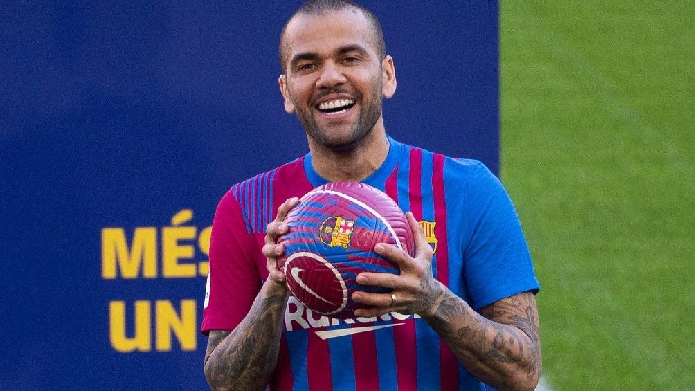 Dani Alves durante su presentación con el Barcelona en el Camp Nou