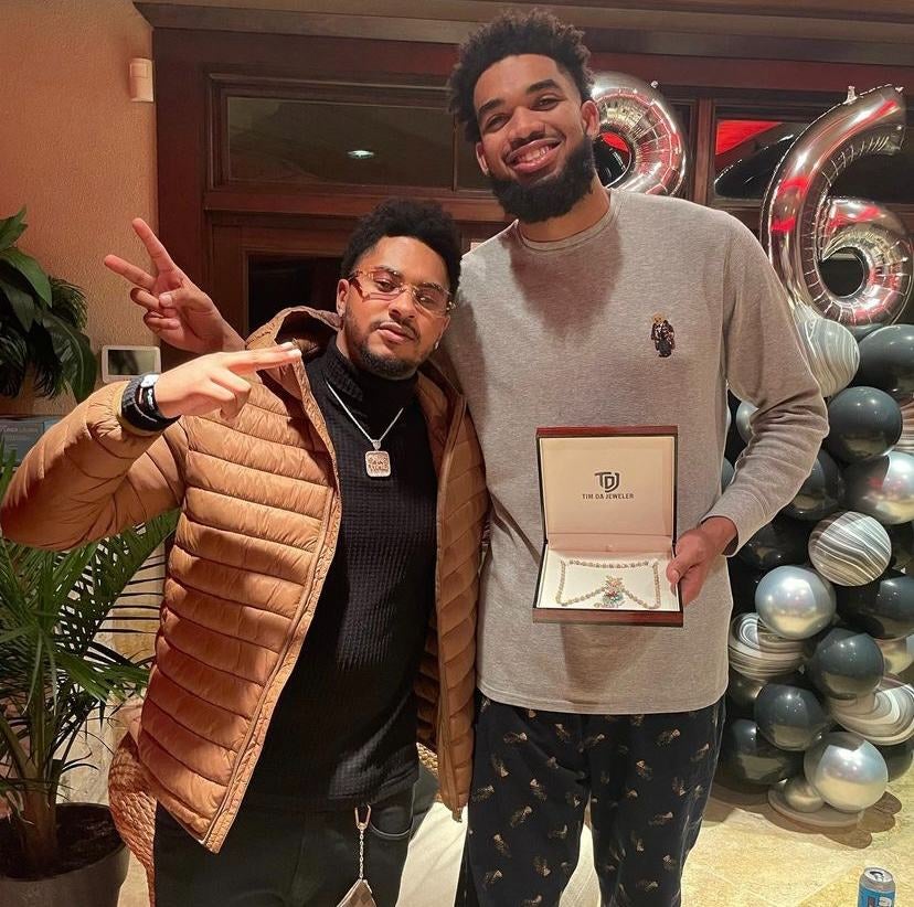 Karl-Anthony Towns junto a Tim Da Jeweler