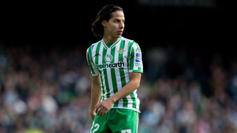 Diego Lainez durante un duelo con el Betis 