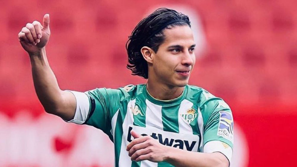 Diego Lainez durante un duelo con el Betis 