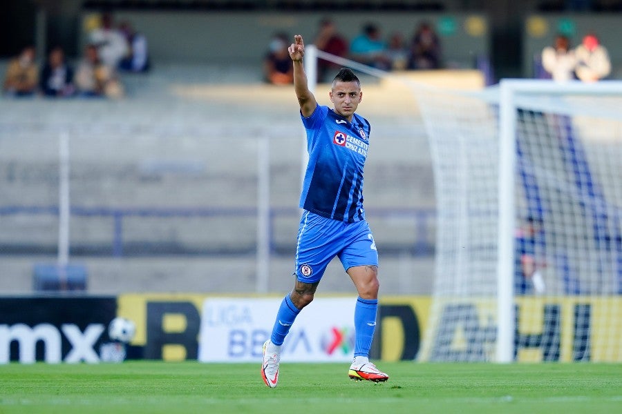 Piojo Alvarado celebrando un gol con Cruz Azul