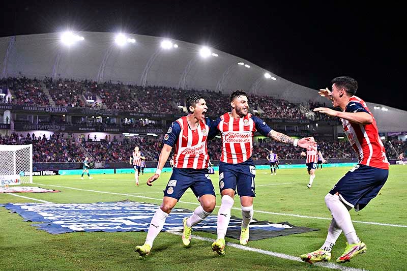 Zaldívar y Vega festejan un gol con Chivas 