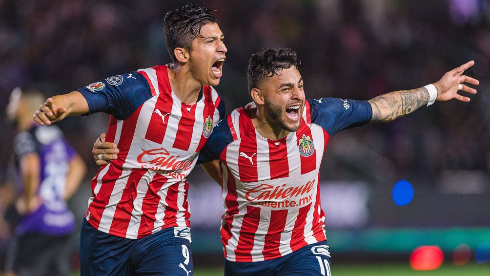 Zaldívar y Vega festejan un gol con Chivas 