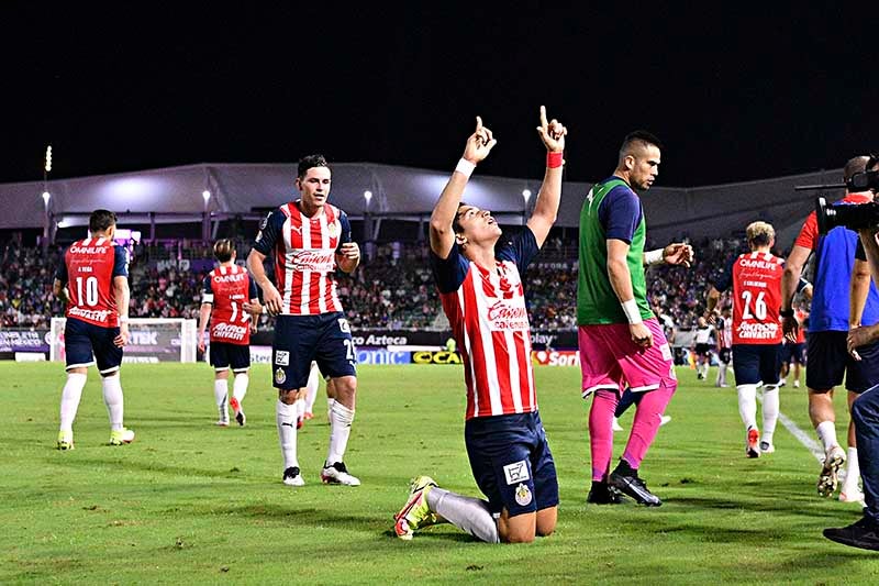 Ángel Zaldívar festeja un gol con Chivas 