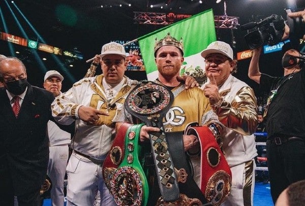 Saúl 'Canelo' Álvarez entrena junto a Eddy Reynoso y sus títulos