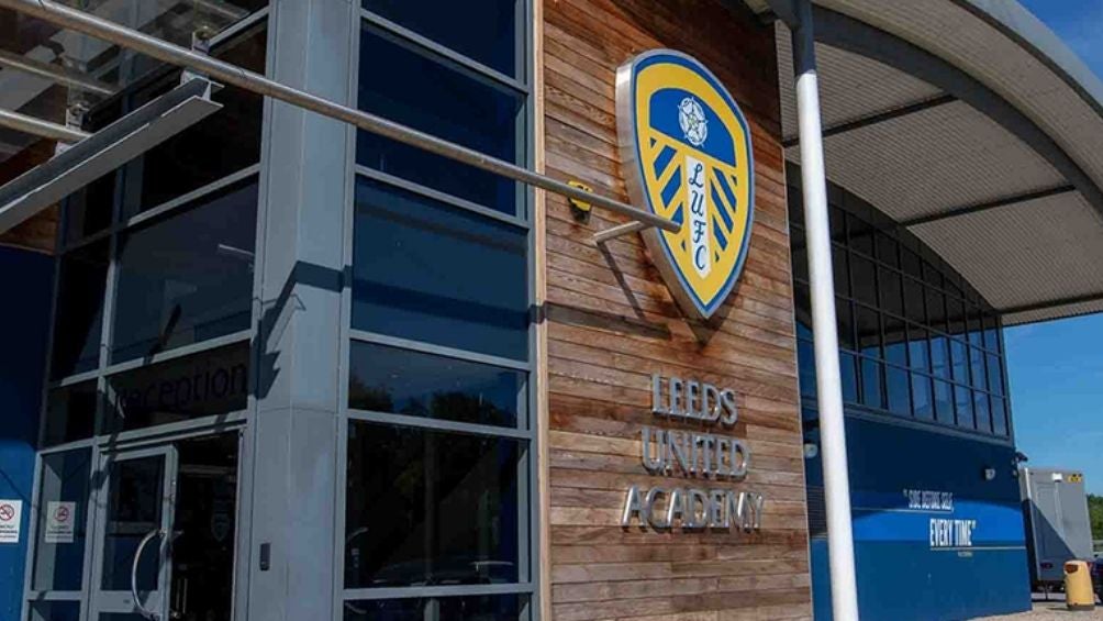 Leeds United ayudó a trasladar a las jóvenes