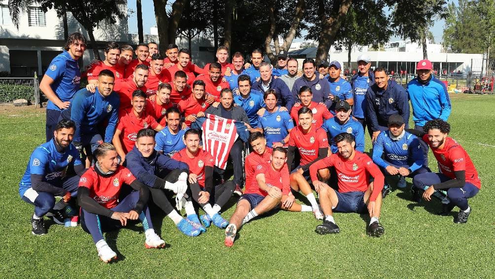 Benjamín Galindo posa con la escuadra de las Chivas