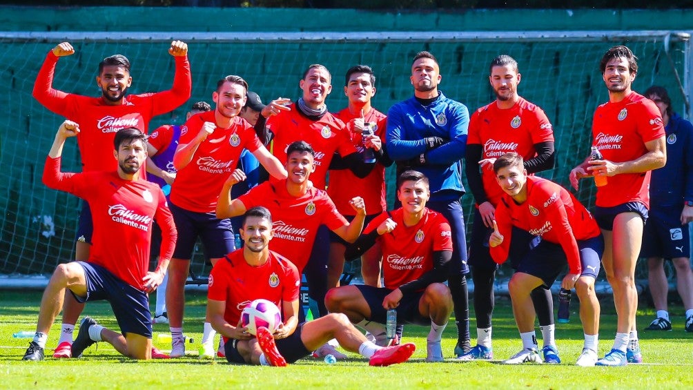 El conjunto rojiblanco posa durante entrenamiento previo a Puebla