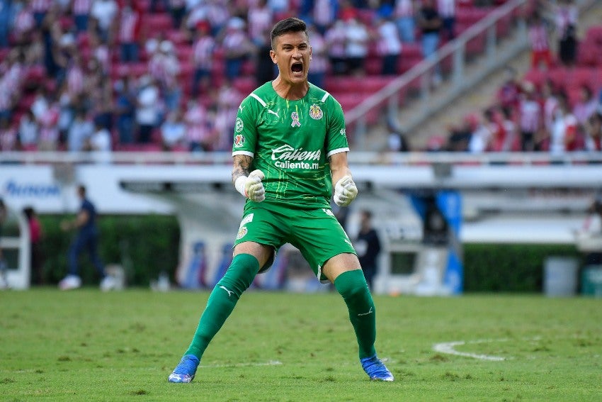 Raúl Gudiño en un partido de Chivas