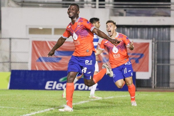 Correcaminos celebran durante partido