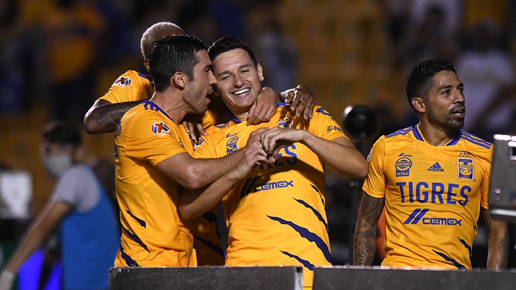 Jugadores de Tigres festejan un gol 