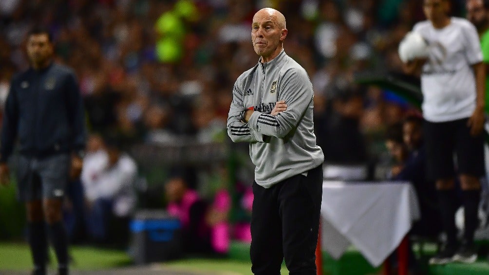 Bob Bradley dirigiendo a LAFC en partido de Concacaf