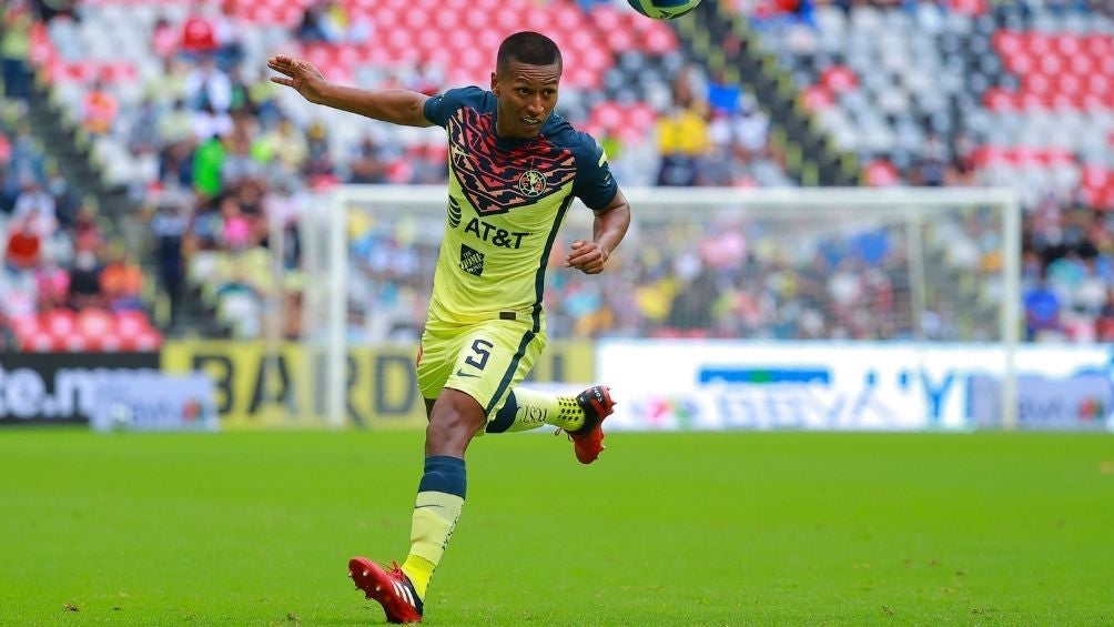 Aquino en un partido con América 