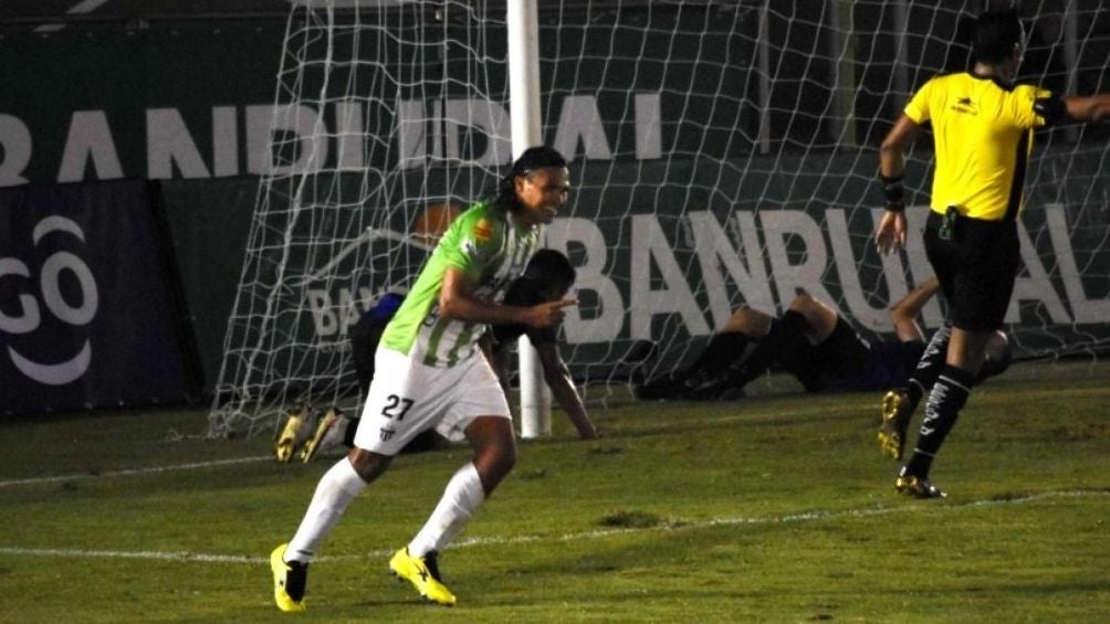 Gullit Peña marcó doblete con el Antigua