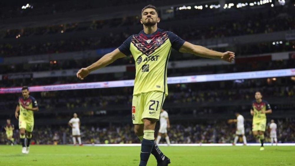 Henry Martín celebrando una anotación con América