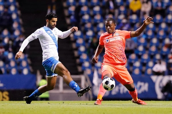 Diego de Buen en acción frente a Bryan Angulo de Cruz Azul