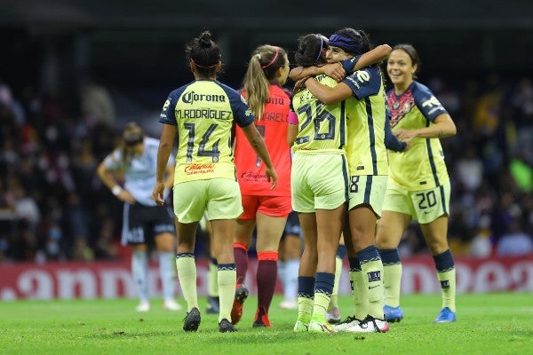 La escuadra Azulcrema celebra al finalizar partido contra Tigres en el Aperura 2021