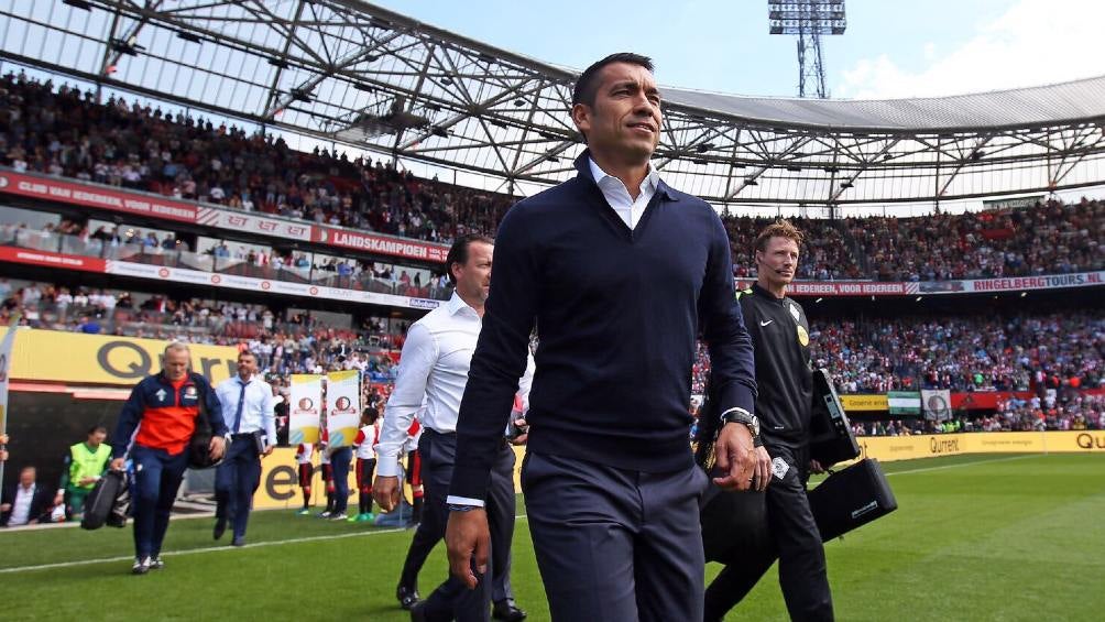 Gio van Bronckhorst dirigiendo al equipo de Feyenoord