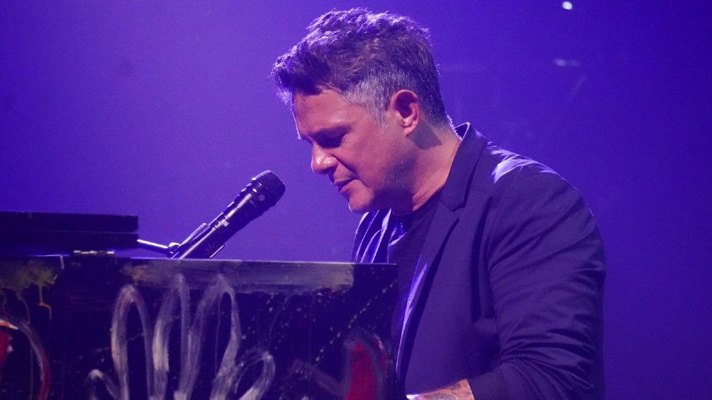 Alejandro Sanz cantando en concierto