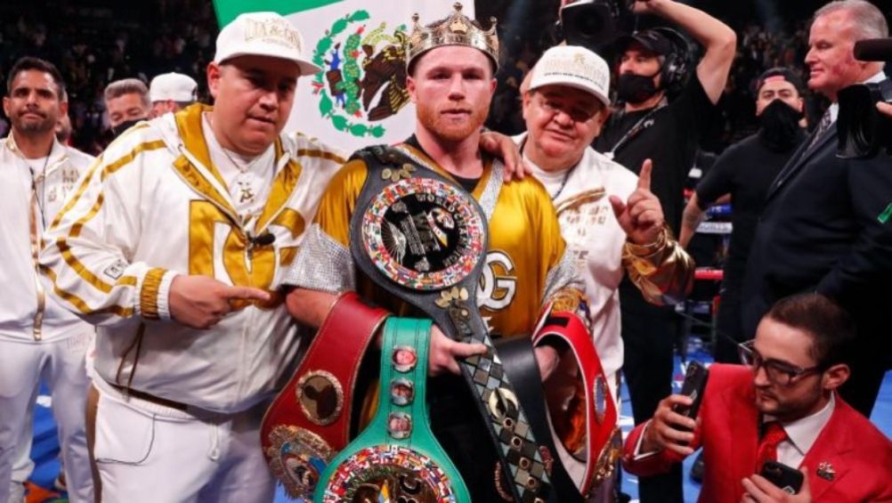 Canelo Álvarez y su equipo tras vencer a Caleb Plant