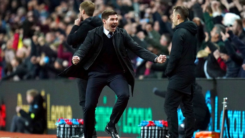 Steven Gerrard festejando gol del Aston Villa en la Premier League