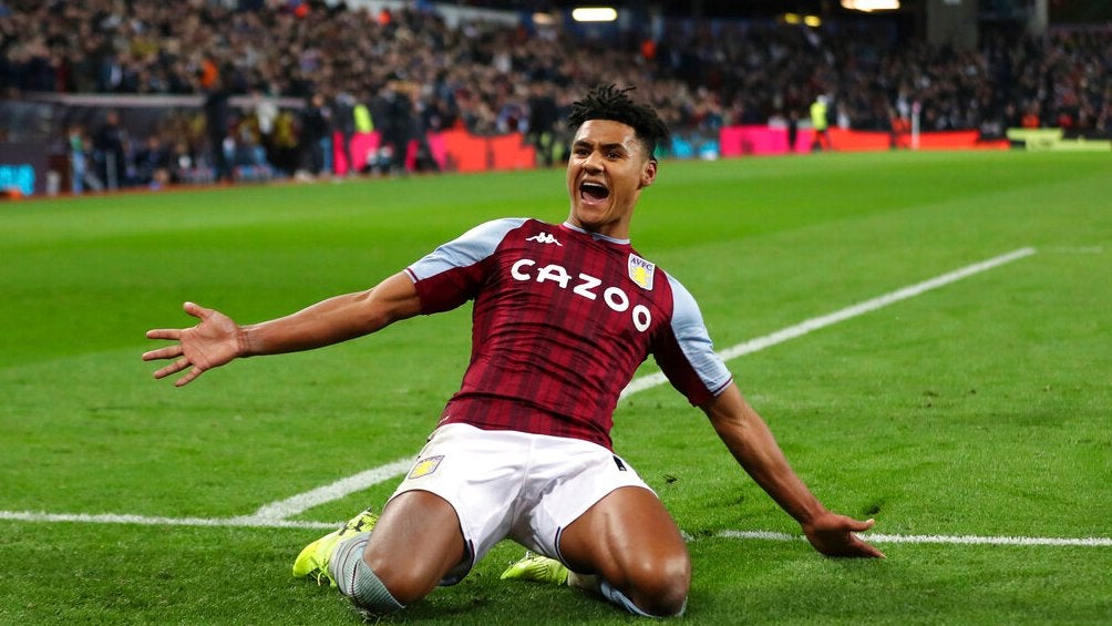 Ollie Watkins festejando gol ante Brighton en la Premier League