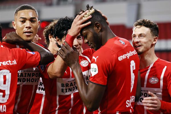 PSV celebra su victoria y liderato