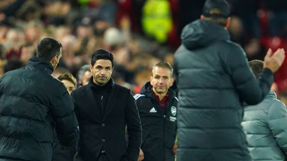 Jürgen Klopp discutiendo con Mikel Arteta en el Liverpool vs Arsenal