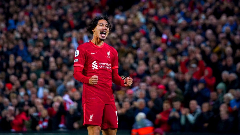 Takumi Minamino festejando gol con el Liverpool ante el Arsenal